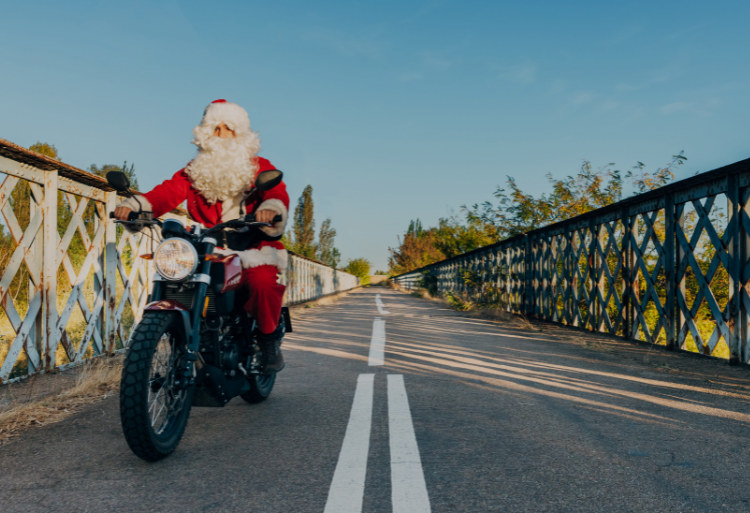 Les 8 Choses à Demander au Père Noël pour les Passionnés de Moto et Quad